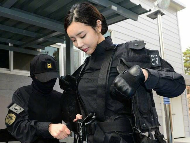 “韩国最美女特种兵”,魔鬼的身材逆天的颜值,你爱了吗?