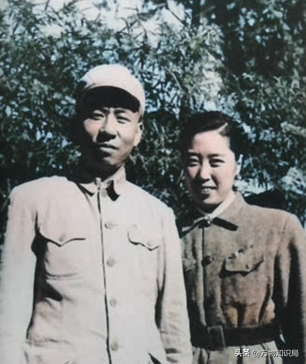 1948年,刘少奇和王光美结婚照,那年她27岁,妥妥一个大美女