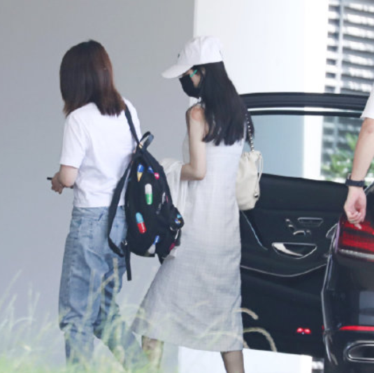 赵丽颖也会拔火罐啊,笑死了,印都露出来了,网友直呼可爱