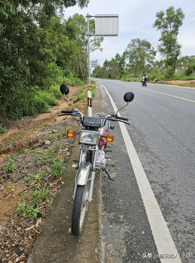 摩托车出行,一些简单的修车补胎工具,最好带上,不然会很麻烦!