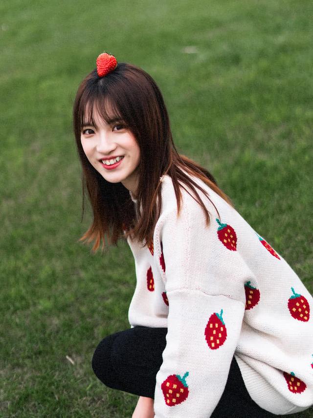 草莓少女写真,娇羞可爱少女感十足