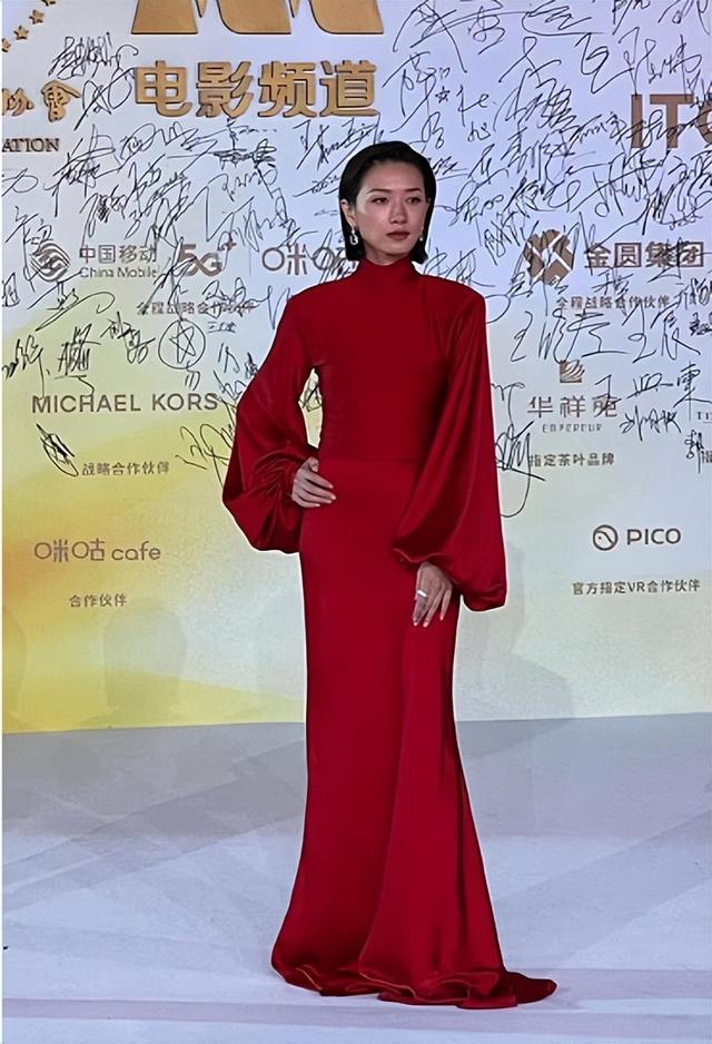 美胸美腿美背,金鸡奖女星疯狂抢镜,影后却是低调的奚美娟