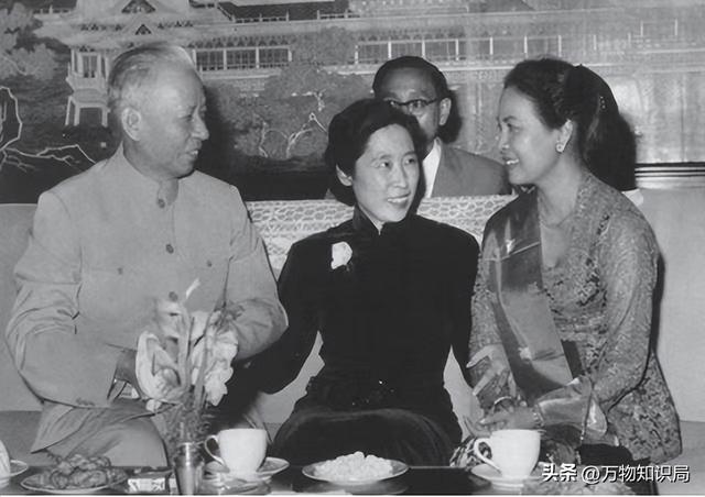 1948年,刘少奇和王光美结婚照,那年她27岁,妥妥一个大美女