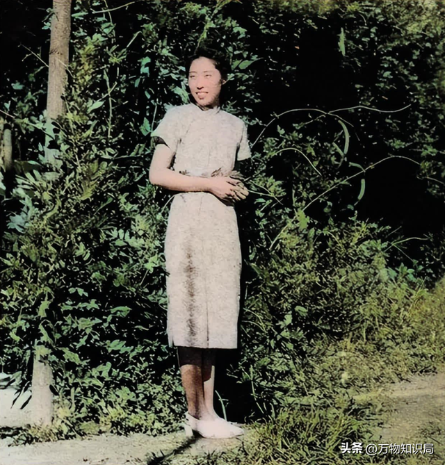 1948年,刘少奇和王光美结婚照,那年她27岁,妥妥一个大美女