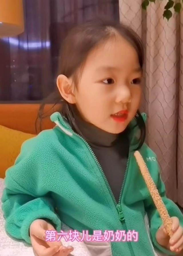 64岁冯巩与孙女庆小年！妮妮五官清秀声音甜，帮爷爷买糖瓜有孝心