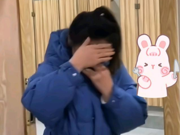 徐州女子逛街内急冲进男厕所,男网友纷纷喊话:我们没有隐私吗?