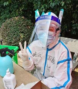 美女吹电扇(武汉美女护士头绑冰棍降温为居民做核酸检测，走红网络)
