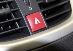 汽车双闪灯一直亮(汽车双跳灯跳个不停，让你心烦？这里有解决方法试试这些方法)