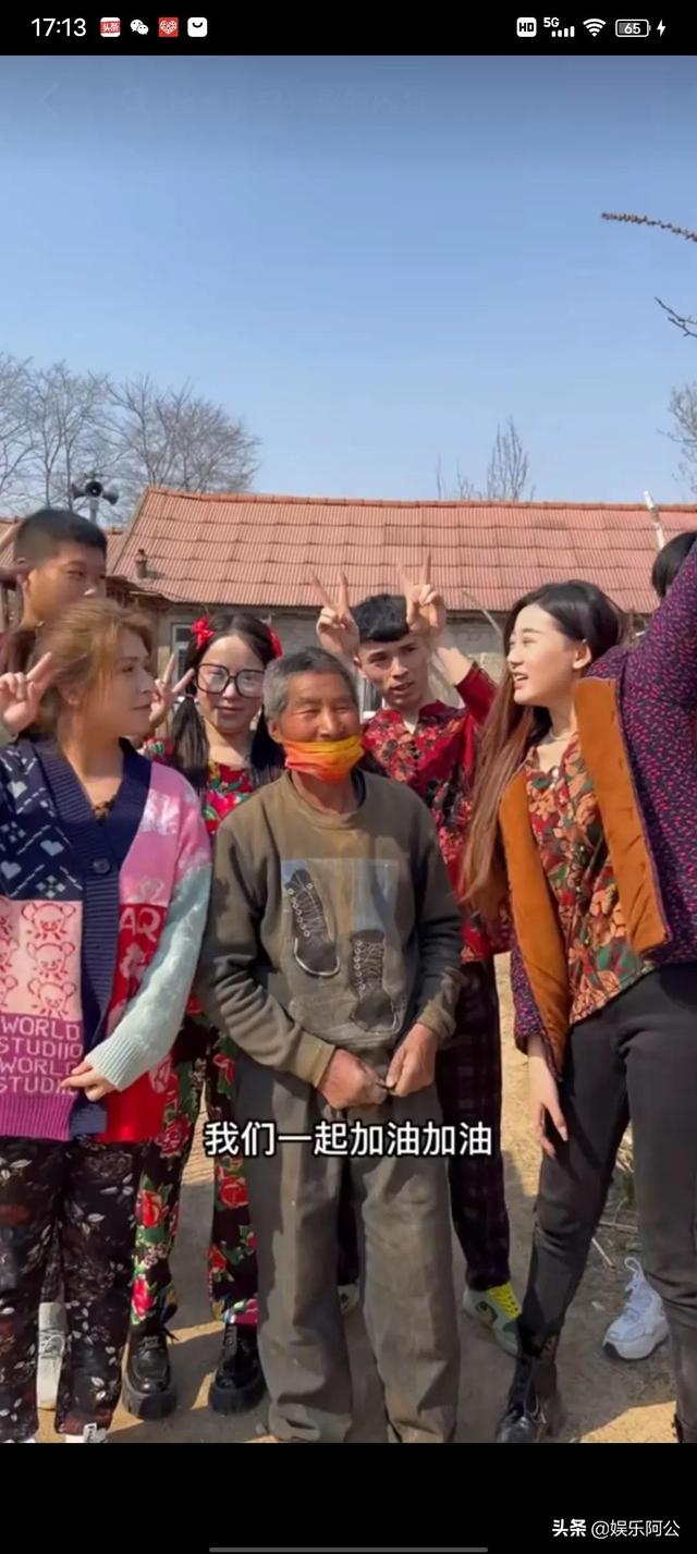 美女主播直播不按常理出牌，女主播给男主播小河边洗头太温馨了