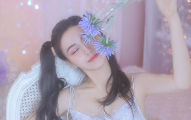 双眼皮美女俏皮双马尾写真,笑容甜美,尽显青春魅力