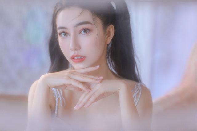 双眼皮美女俏皮双马尾写真,笑容甜美,尽显青春魅力