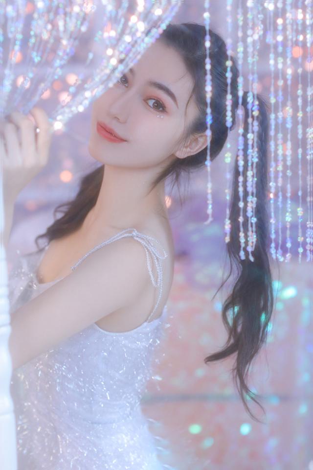 双眼皮美女俏皮双马尾写真,笑容甜美,尽显青春魅力