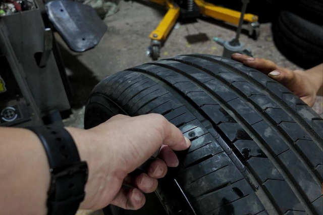 私家车补胎，贴胶片和蘑菇钉哪种更好？修车工：弄懂，少花冤枉钱