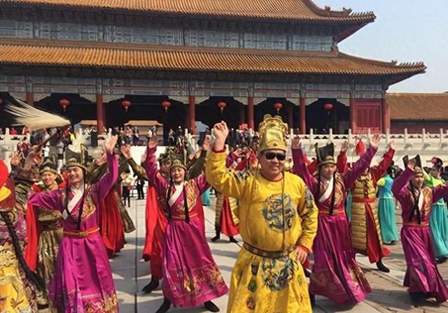 人气爆棚!20万美女齐聚,露点床戏吻戏一网打尽!