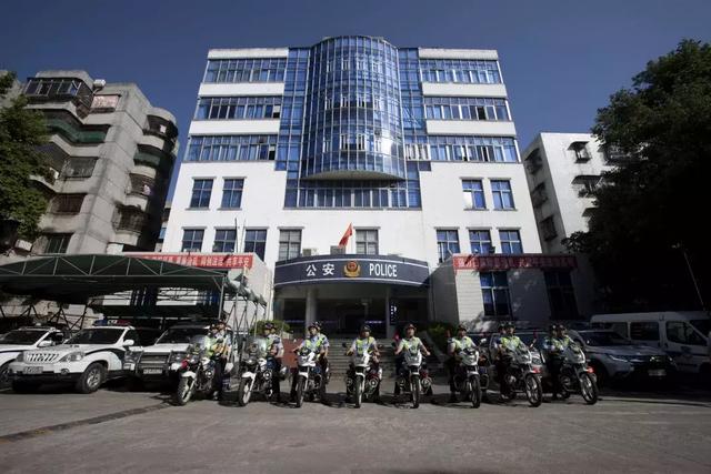 高明一男子公园偶遇两美女搭讪,没抵住诱惑!结果......