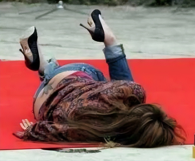 一摔堪比十年苦功!女明星们的“红毯摔跤秀”到底是真是假?