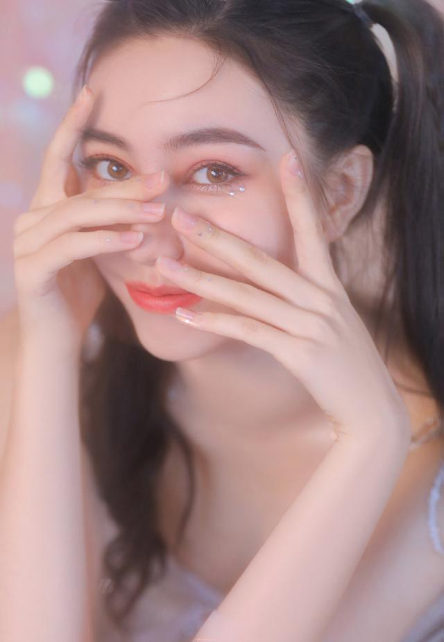 双眼皮美女俏皮双马尾写真,笑容甜美,尽显青春魅力