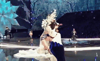 一摔堪比十年苦功!女明星们的“红毯摔跤秀”到底是真是假?