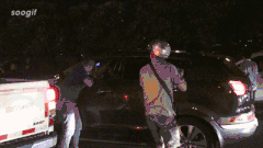 高明一男子公园偶遇两美女搭讪,没抵住诱惑!结果......