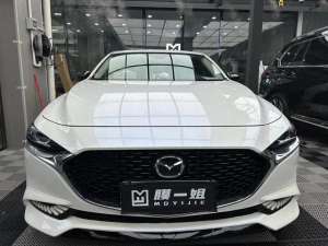 汽车改白色(马自达M3改色珍珠白变蓝，仿佛大海的波光，深邃而富有层次)