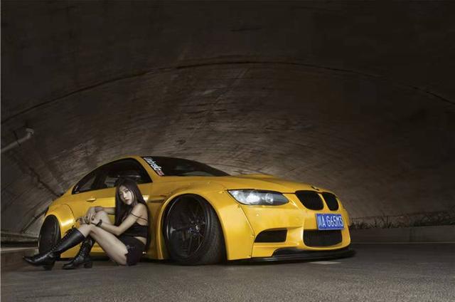 神秘性感女郎与肌肉型男宽体M3激情重燃