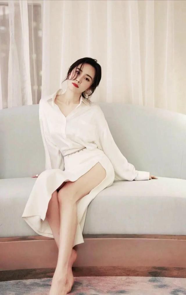 杨幂身材丰满的恰到好处，果然是当之无愧的性感女星