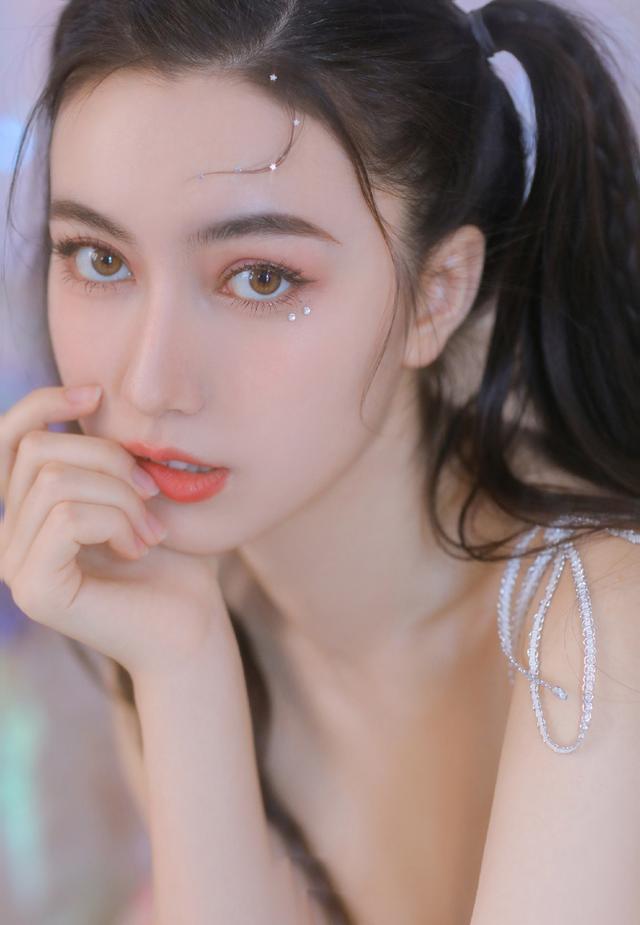 双眼皮美女俏皮双马尾写真,笑容甜美,尽显青春魅力