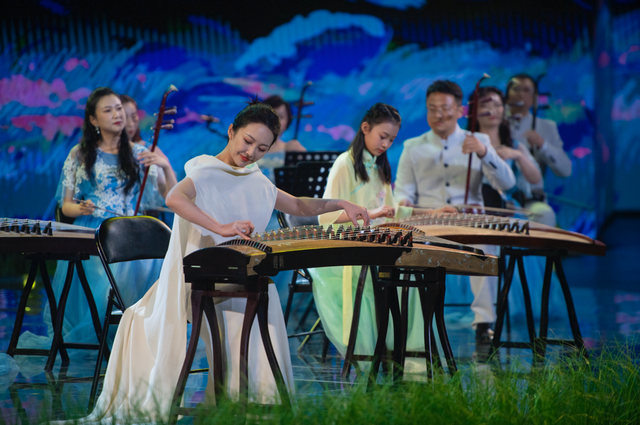 她是大学老师、古筝演奏家,扎根基层3年,在抖音直播间弘扬民乐