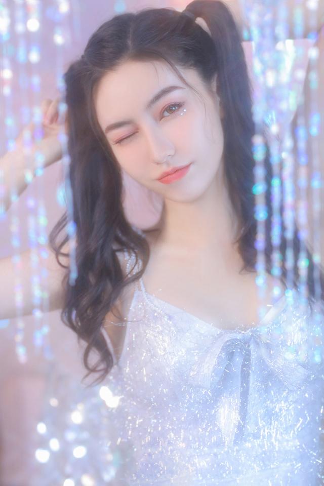 双眼皮美女俏皮双马尾写真,笑容甜美,尽显青春魅力