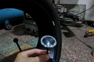 汽车橡胶钉(私家车补胎，贴胶片和蘑菇钉哪种更好？修车工：弄懂，少花冤枉钱)