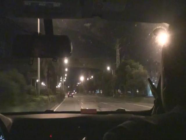 高明一男子公园偶遇两美女搭讪,没抵住诱惑!结果......