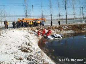 小汽车救援队(惊险巨野县一小轿车冲进10米深坑)