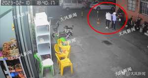 皮裤美女被(女子当街被小男孩袭胸，知情者称其低头刷手机提水壶准备去广场锻炼，警方调取监控展开调查)