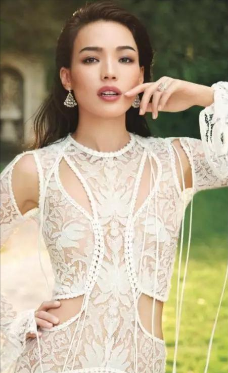 一摔堪比十年苦功!女明星们的“红毯摔跤秀”到底是真是假?