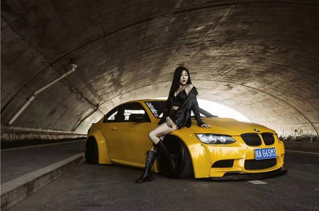 神秘性感女郎与肌肉型男宽体M3激情重燃