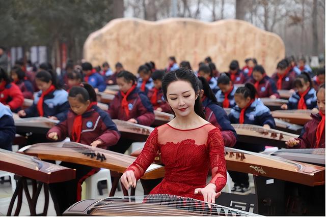 她是大学老师、古筝演奏家,扎根基层3年,在抖音直播间弘扬民乐