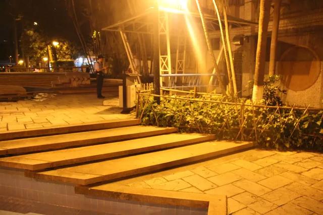 高明一男子公园偶遇两美女搭讪,没抵住诱惑!结果......