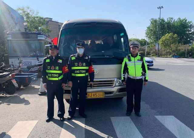 假期第一天，江苏盐城交警上演现实版“保持通话”
