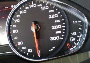 汽车水箱加满水会胀吗(奥迪A8油箱加满油显示不满)