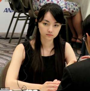 美女教围棋(围棋混血美少女，16岁拿世界亚军，用实力诠释氧气美女的定义)