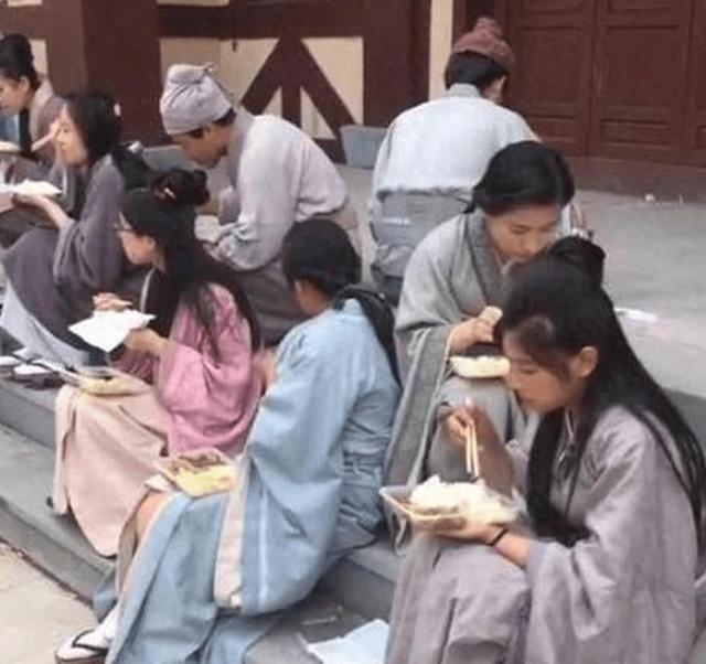 人气爆棚!20万美女齐聚,露点床戏吻戏一网打尽!