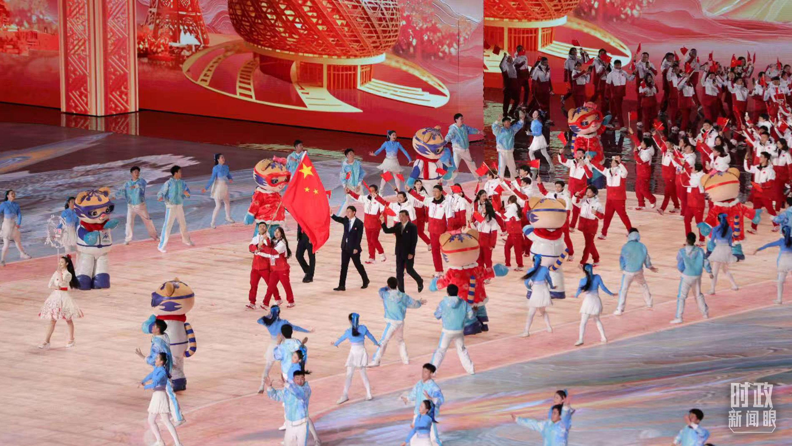 时政新闻眼丨中国再迎冰雪盛会，习近平这样阐释亚冬会主题