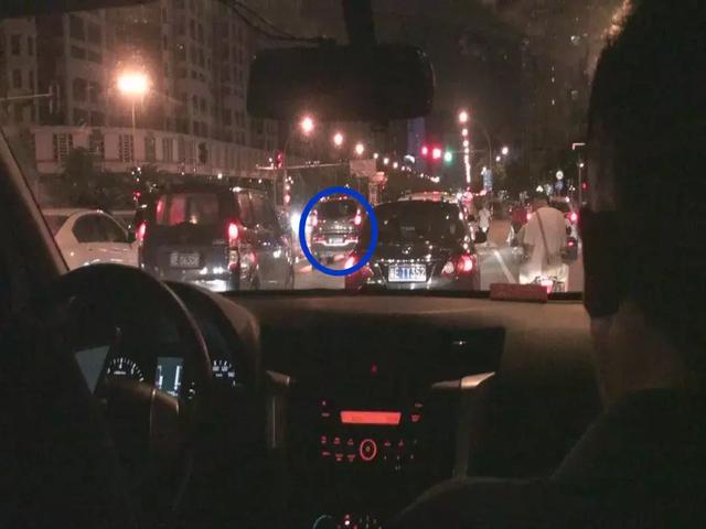 高明一男子公园偶遇两美女搭讪,没抵住诱惑!结果......