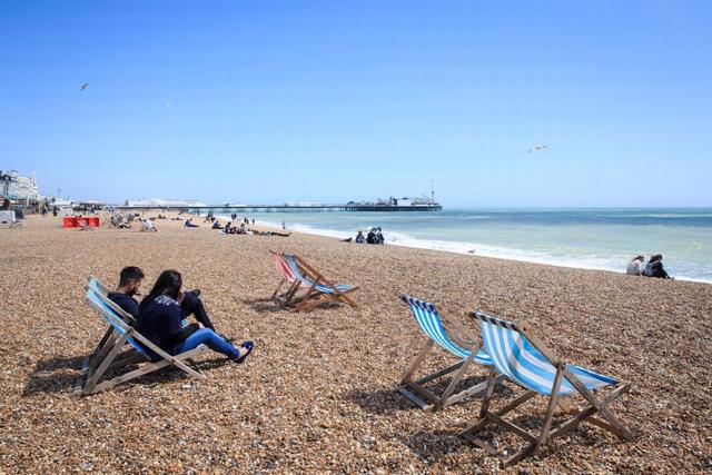 英国女子赤身上电视节目引热议,与男性嘉宾面对面辩论毫不尴尬