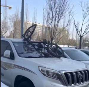 砸汽车(内蒙古呼和诰特一男子抡起单车疯狂砸汽车，警方通报：刑拘)