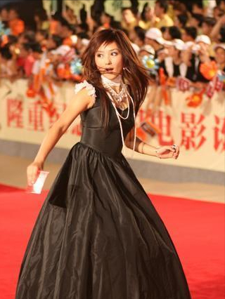 一摔堪比十年苦功!女明星们的“红毯摔跤秀”到底是真是假?