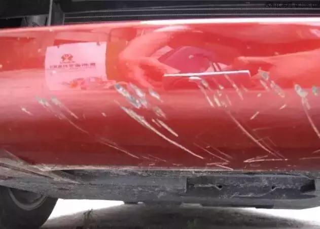 这些小刮痕不处理好，随时会腐蚀车身！