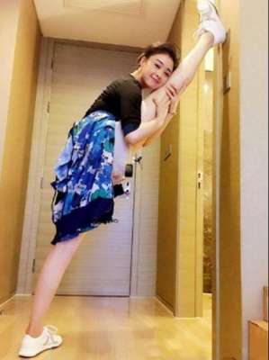 美女被叉叉视频(刘亦菲劈叉，关晓彤劈叉，看到赵丽颖的劈叉后我忍无可忍)