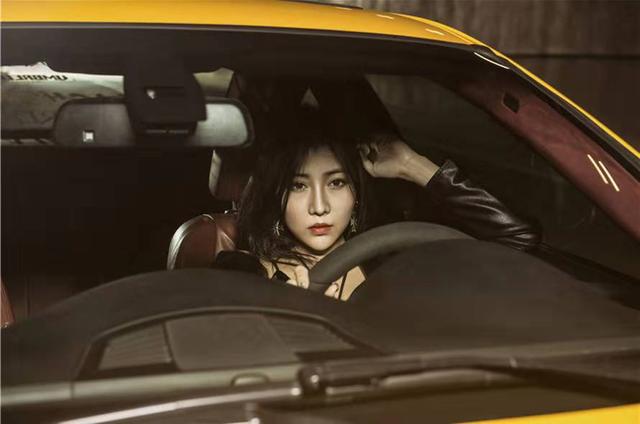 神秘性感女郎与肌肉型男宽体M3激情重燃