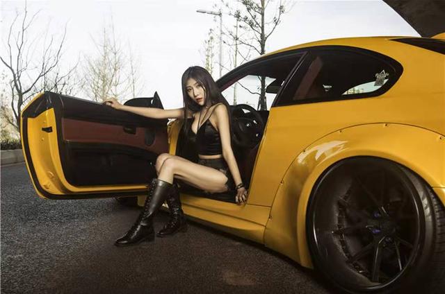 神秘性感女郎与肌肉型男宽体M3激情重燃